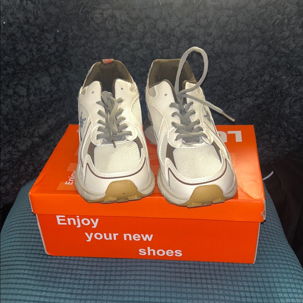 Zoo York Cream and Gray Chunky Sneakers, size 7